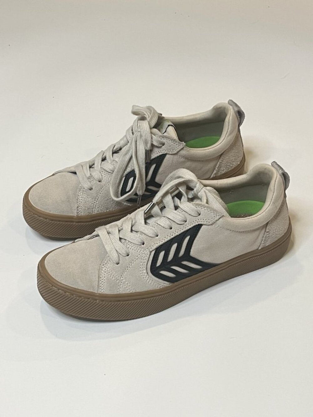 Cariuma Catiba Pro Sneakers White Suede Gum Sole Skate Shoes M 8.5 W 10